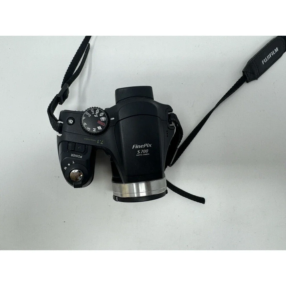 Fuji Fujifilm | Finepix S700 | 7.1MP Digital Camera | Tested W/2GB